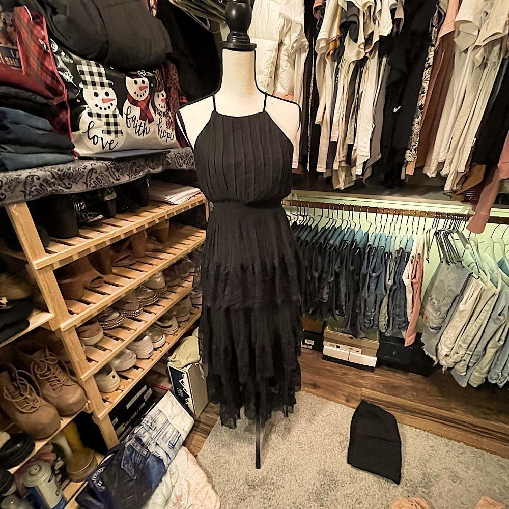 NWOT Lulus Pleated Tiered Lace Maxi Dress